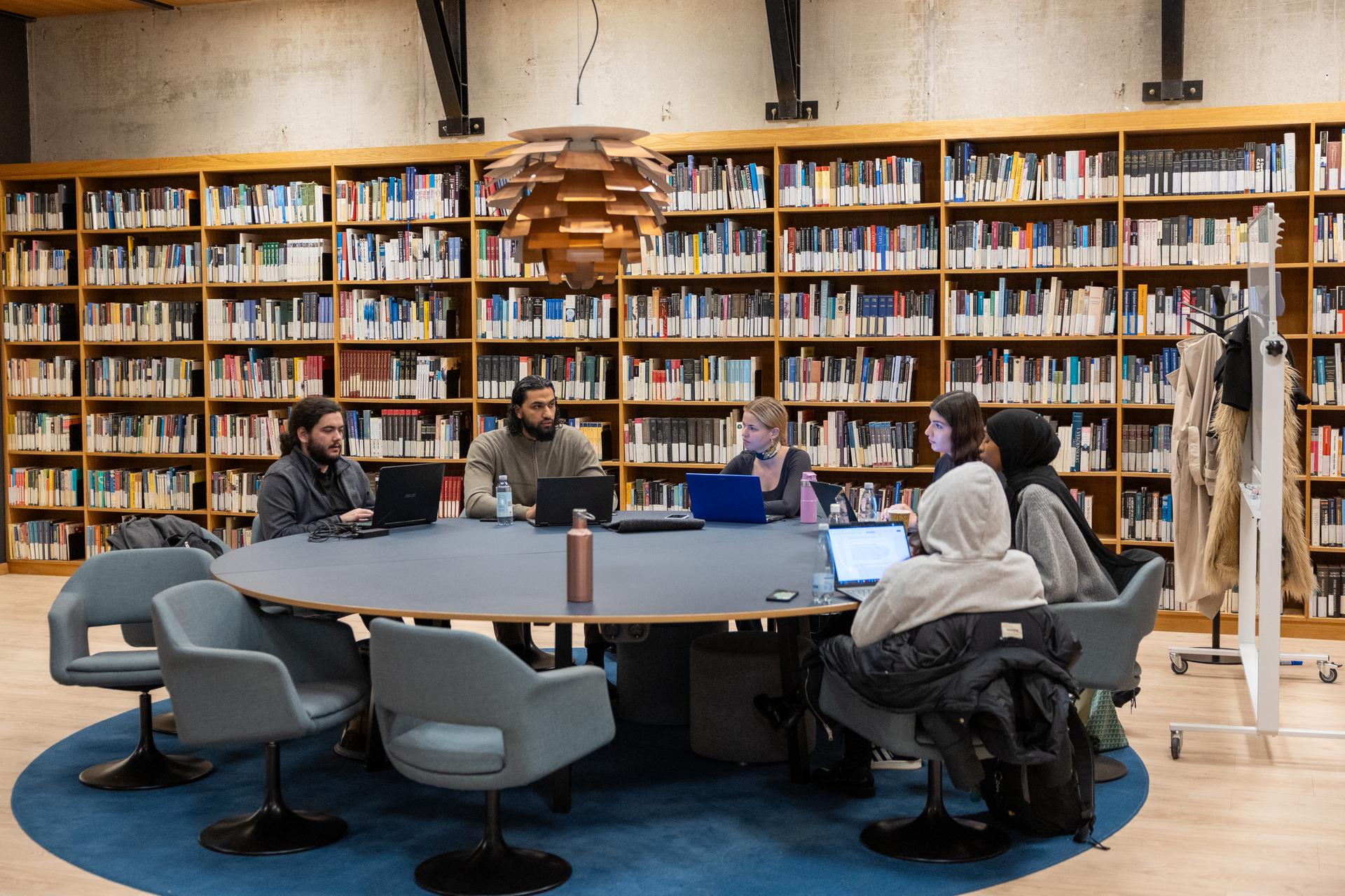 Round table in room Dewey