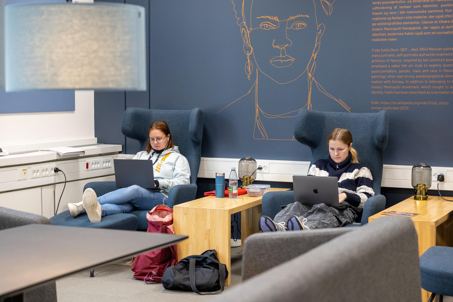 Studyspace Kahlo with sofa sets, armchairs and tables for group work